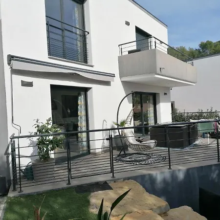 Avec Piscine Au Calme Vue